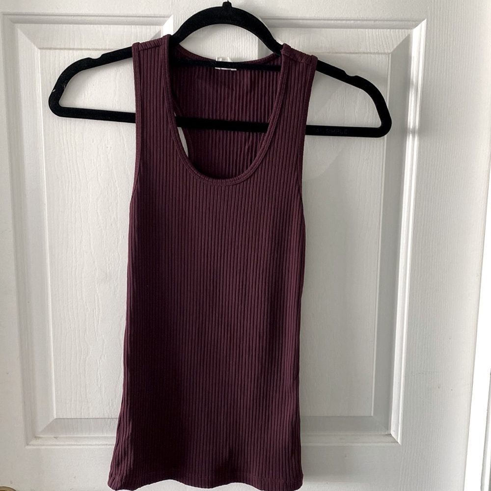 Aritzia / Wilfred Free maroon ribbed tank top. Size medium. Worn 1-2 times.